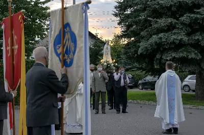 W poniedziałek 13 lipca przeżywaliśmy uroczyste Nabożeństwo Fatimskie. Naszym modlitwom przewodniczył o. Sebastian Chmiel, misjonarz kombonianin. O godz. 18.40 zostały przedstawione prośby i podziękowania do Matki Bożej Fatimskiej, w intencji których sprawowana była także Msza Święta. Po Mszy Świętej wyruszyła procesja z figurą Matki Bożej. Nabożeństwo zakończył Apel Jasnogórski. fot. Joanna Prasoł