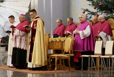 „Jesteśmy tutaj po to, aby spłacać dług wdzięczności wobec Pana Boga za żywą mowę, jaką kieruje do nas za pośrednictwem św. Józefa Sebastiana Pelczara” – mówił ks. Wiesław Szurek podczas Mszy św. w katedrze rzeszowskiej 19 stycznia 2019 r. z okazji uroczystości św. Józefa Sebastiana Pelczara, głównego patrona diecezji rzeszowskiej. Uczestnicy Mszy św. modlili się również za Pawła Adamowicza, zmarłego tragicznie prezydenta Gdańska, w dniu jego pogrzebu.  Mszy św. przewodniczył bp Edward Białogłowski. W koncelebrze uczestniczyli infułaci: ks. Stanisław Mac i ks. Wiesław Szurek oraz dwunastu duchownych. Ponadto podczas Eucharystii modlili się kapłani z Kapituły Katedralnej w Rzeszowie i jeden kanonik Kapituły Kolegiackiej w Kolbuszowej. Wśród świeckich zgromadzonych w katedrze były siostry ze Zgromadzenia Służebnic Najświętszego Serca Jezusowego, które założył św. Józef Sebastian Pelczar oraz władze Rzeszowa na czele z prezydentem Tadeuszem Ferencem.  Homilię wygłosił ks. Wiesław Szurek. „Jesteśmy tutaj po to, aby spłacać dług wdzięczności wobec Pana Boga za żywą mowę jaką kieruje do nas za pośrednictwem św. Józefa Sebastiana Pelczara” – mówił kaznodzieja. Z słów i działań św. Józefa Sebastiana Pelczara ks. Szurek przywołał między innymi te, które odnosiły się do Ojczyzny. „Jak mówią świadkowie życia bp. Pelczara, lubił często mówić, że zaraz po Bogu miłuje Ojczyznę, matkę, która rodzi i wychowuje” – mówił duchowny.  Kaznodzieja przypomniał historię „Świecy niepodległości” przekazanej kardynałom z Polski przez papieża Piusa IX w 1867 roku. „Ksiądz Pelczar, jako rzymski student mieszkający w Kolegium Polskim w Rzymie, był świadkiem jak przyjaciel Polaków, papież Pius IX, podarował kardynałom świecę z życzeniem, aby przywieźli ją do Warszawy dopiero wówczas, gdy Polska będzie wolna. I tak się stało. W 1920 r. bp Józef Sebastian Pelczar, wtedy jako senior Episkopatu Polski, został poproszony do Warszawy, aby dwa lata po odzyskaniu niepodległości, rozpalić płomień tej świecy” – mówił ks. Szurek.  Zwracając uwagę na aktywność bp. Pelczara, kaznodzieja podkreślił, że jego szeroko zakrojone działania miały solidny fundament w głębokiej duchowości. „Wielokierunkowa działalność bp. Pelczara nie była czczym aktywizmem, ale wyrastała z głębokiego życia wewnętrznego. (…) Jako człowiek, chrześcijanin, Polak, pasterz propagował życie duchowe głębokie i dawał jego przykład. Porównywał to życie do budowy domu, którego projektodawcą i budowniczym jest Jezus Chrystus, a człowiek wolnym i rozumnym współpracownikiem. Tworzywem i narzędziem jest łaska Boża poprzez modlitwę i znaki sakramentalnej bliskości z Eucharystią na czele. Taka budowa nie może się obyć bez solidnego oczyszczenia, bez powstania ze wszelkich przywar słabości i grzechów” – podkreślił infułat.  Na zakończenie Mszy św. bp Edward Białogłowski powiedział o kronice archidiecezji przemyskiej, w której są opisane wizytacje parafialne przeprowadzone przez bp. Pelczara. „Biskup podczas wizytacji, jeśli w parafii była synagoga i cerkiew, zawsze chciał się spotkać z miejscowym rabinem i proboszczem parafii greckokatolickiej. Choć nie odprawiali razem nabożeństwa, bp Pelczarowi bardzo zależało na tych spotkaniach, gdyż mówił, że tam gdzie w sercu ludzi jest Bóg i Jego miłość, można być spokojnym o teraźniejszość i przyszłość. Jeśli miłość zostaje wypędzona, człowiek staje się straszny. Strzeżmy miłości w naszych sercach” – zachęcił biskup.  Podczas Mszy św. śpiewał chór katedralny „Pueri Cantores Resovienses”.  Przed Mszą św. członkowie Kapituły Katedralnej uczestniczyli w nieszporach, którym przewodniczył ks. Marcin Pater, wikariusz parafii katedralnej. Hymny, antyfony i psalmy podczas nabożeństwa wykonał chór Wyższego Seminarium Duchownego w Rzeszowie.  fot. ks. Tomasz Nowak