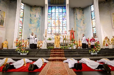 „Na swoje życie i swoje kapłaństwo trzeba popatrzeć w świetle Bożej miłości. Inaczej go nie pojmiemy ani my, ani ci, którzy będą na nas patrzeć” – mówił bp Jan Wątroba podczas Mszy św. z udzieleniem święceń prezbiteratu. 4 czerwca 2022 r. w kościele katedralnym jedenastu diakonów diecezji rzeszowskiej przyjęło sakrament kapłaństwa.
Do grona neoprezbiterów diecezji rzeszowskiej należą: ks. Sebastian Bełz z parafii w Nienadówce, ks. Krzysztof Lampart z parafii w Rudnej Wielkiej, ks. Mateusz Łachmanek z parafii w Lipinkach, ks. Karol Migut z parafii w Jasionce, ks. Marcin Murawski z parafii katedralnej w Rzeszowie, ks. Adrian Pazdan z parafii w Zagorzycach, ks. Tomasz Sienicki z parafii w Bieździedzy, ks. Dominik Świeboda z parafii w Palikówce, ks. Piotr Wąsacz z parafii bł. Władysława Findysza w Rzeszowie, ks. Mateusz Wojtuń z parafii w Święcanach oraz ks. Wiktor Zoła z parafii w Cieklinie.
Mszy św. przewodniczył i święceń udzielił bp Jan Wątroba. Eucharystię koncelebrowało około osiemdziesięciu księży, m.in: przełożeni Wyższego Seminarium Duchownego w Rzeszowie oraz proboszczowie i wikariusze z parafii rodzinnych neoprezbiterów. W Mszy św. uczestniczył abp Edward Nowak, bp Kazimierz Górny i bp Edward Białogłowski.
Zebranych w kościele katedralnym powitał ks. Krzysztof Gołąbek, proboszcz parafii.
W homilii bp Jan Wątroba nawiązał do słów z Ewangelii według św. Jana w których Chrystus tłumaczy co to znaczy być dobrym pasterzem. „Być kapłanem w Kościele Chrystusowym to znaczy mieć udział w Jego pasterskiej misji i stale upodabniać się do Dobrego Pasterza, który zna owce, karmi je, broni i jest gotów oddać życie dla ich dobra” – mówił hierarcha.
Po homilii odbył się obrzędy święceń: przyrzeczenie czci i posłuszeństwa Biskupowi Ordynariuszowi, Litania do Wszystkich Świętych podczas której kandydaci leżeli krzyżem, nałożenie rąk, modlitwa święceń oraz namaszczenie rąk krzyżmem i wręczenie chleba i wina. Podczas Liturgii Eucharystycznej nowo wyświęceni po raz pierwszy wyciągnęli dłonie nad chlebem i winem wypowiadając słowa konsekracji.
Na zakończenie Mszy św. ks. Tomasz Sienicki, podziękował w imieniu nowo wyświęconych wszystkim, którzy przyczynili się do przygotowania ich do kapłaństwa. Słowa wdzięczności, m.in. przełożonym Wyższego Seminarium Duchownego w Rzeszowie i rodzicom neoprezbiterów, wypowiedział bp Jan Wątroba. 
W drodze do zakrystii neoprezbiterzy zatrzymali się przy figurze Matki Bożej Fatimskiej zawierzając swoje kapłaństwo Matce Bożej.
W niedzielę, 5 czerwca, w Uroczystość Zesłania Ducha Świętego, neoprezbiterzy będą sprawować w swoich rodzinnych parafiach uroczyste Msze św. prymicyjne, a w najbliższych tygodniach otrzymają skierowania do parafii.

Fot. ks. Jakub Nagi oraz biala-wrona.pl
