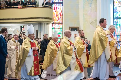 Uroczystość Chrystusa Króla to także święto Akcji Katolickiej i KSM-u. Centralnej uroczystości w Katedrze przewodniczył biskup diecezjalny Jan Wątroba. Eucharystię koncelebrowało 25 księży, wśród nich ks. Stanisław Potera – asystent diecezjalny AK i ks. Tomasz Ryczek – asystent diecezjalny KSM. Po wyznaniu wiary 88 młodych osób złożyło przyrzeczenie Katolickiego Stowarzyszenia Młodzieży. Obrzęd przyrzeczenia prowadził Paweł Grodzki – prezes KSM Diecezji Rzeszowskiej. Ceremonia zakończyła się odśpiewaniem hymnu KSM i zawołaniem: „Przez cnotę, naukę i pracę, służyć Bogu i Ojczyźnie, Gotów!”

Po Komunii św. bp Jan Wątroba, razem z ks. Stanisławem Poterą, wręczył nominacje 20 nowym prezesom oddziałów parafialnych Akcji Katolickiej. Krótkie przemówienia wypowiedzieli kolejno: Jeremi Kalkowski – prezes Zarządu Diecezjalnego Instytutu AK i Paweł Grodzki.

Po Komunii św. wszyscy zebrani uklękli przed Najświętszym Sakramentem. Biskup Ordynariusz odczytał Jubileuszowy Akt Przyjęcia Jezusa Chrystusa za Króla i Pana.

Po Mszy św. bp Jan Wątroba wręczył odznaki i legitymacje nowym członkom KSM.

fot. Fotografiarzeszow