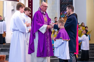 W III niedzielę Wielkiego Postu, 3 marca, podczas Mszy Świętej o godz. 12.00 ks. Krzysztof Gołąbek - proboszcz naszej Katedry, przyjął do grona Liturgicznej Służby Ołtarza dwunastu chłopców. Po odpowiednim przygotowaniu, pod czujnym okiem ks. Pawła Wójcika – opiekuna ministrantów oraz ceremoniarza Rafała Waszczaka i animatorów-praktykantów, otrzymali stopień ministranta choralisty, po raz pierwszy mogli ubrać kołnierzyki, a także otrzymali legitymacje ministranckie. To wielka radość dla naszej parafii. Gratulujemy chłopcom odwagi oraz życzymy wytrwałości w tym pięknym powołaniu, jakim jest służba przy Ołtarzu Pana Jezusa. Podczas Mszy Świętej zaśpiewała Dziewczęca Schola Katedralna.
Zapraszamy wszystkich chętnych chłopców do wstąpienia w szeregi katedralnej Liturgicznej Służby Ołtarza. Zainteresowanych prosimy o kontakt z ks. Pawłem Wójcikiem.
Rafał Waszczak
fot. Joanna Prasoł