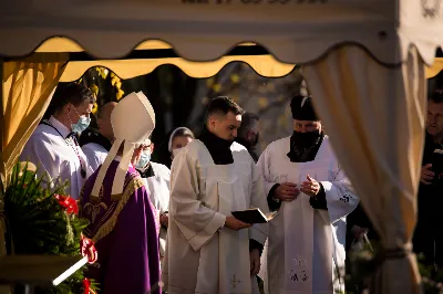 W czwartek 5 listopada o godz. 11.00 Mszą Świętą pogrzebową pożegnaliśmy śp. ks. inf. Stanisława Maca - pierwszego proboszcza i budowniczego Rzeszowskiej Katedry, byłego prepozyta Kapituły Katedralnej i długoletniego dziekana dekanatu Rzeszów – Katedra.  Mszy Świętej przewodniczył bp Jan Wątroba, homilię wygłosił ks. Stanisław Potera. W koncelebrze uczestniczył bp Stanisław Jamrozek - biskup pomocniczy przemyski i ok. 50 księży. fot. Dariusz Kamiński Fotografiarzeszow