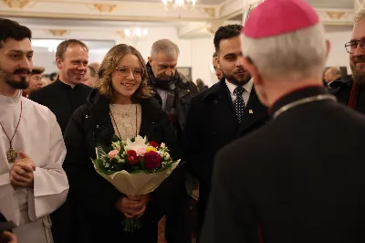 W liturgiczne wspomnienie św. Jana Apostoła (27 grudnia) w katedrze rzeszowskiej celebrowano Eucharystię, której przewodniczył bp Jan Wątroba. Mszę św. koncelebrował abp Edward Nowak, bp Edward Białogłowski, a także ok. 60 kapłanów, którzy wraz z przedstawicielami wspólnot, stowarzyszeń i instytucji modlili się w intencji Biskupa Rzeszowskiego z okazji jego imienin.
Homilię wygłosił ks. Janusz Kosior, proboszcz parafii pw. św. Jadwigi Królowej w Rzeszowie.
Na zakończenie Mszy św. bp Jan Wątroba podziękował za modlitwę i życzenia. 
fot. ks. Jakub Oczkowicz
