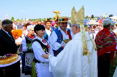 W niedzielę 25.08.2019 r. przy Katedrze Rzeszowskiej odbyły się Dożynki Diecezjalne. Do Parku Papieskiego przyjechało 73 delegacje z wieńcami dożynkowymi. fot. Andrzej Kotowicz