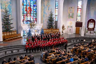 W niedzielę 22 stycznia 2023 r. podczas Mszy Świętej o godz. 12.00 posługę muzyczną podjął nasz Katedralny Chór Chłopięco-Męski „Pueri Cantores Resovienses” pod dyrekcją Edyty Kotuli oraz Angeliki Pacuty. Po Eucharystii miał miejsce koncert Chóru, w którego programie znalazł się bogaty repertuar kolęd, pastorałek i bożonarodzeniowych pieśni. 
Podczas koncertu wystąpili gościnnie: sopranistka – Katarzyna Bembenek wraz z akompaniatorem – Grzegorzem Mazurem oraz skrzypek Paweł Dubiel, któremu towarzyszył chórzysta i pianista – Maksymilian Rogóż.
fot. Joanna Prasoł
