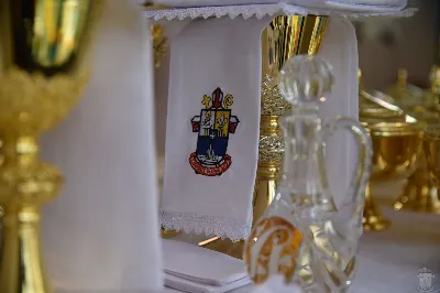 18 maja 2025 r., w katedrze rzeszowskiej celebrowano Eucharystię z okazji 25. rocznicy przyjęcia sakry biskupiej przez bp. Jana Wątrobę. Mszy św. przewodniczył Biskup Rzeszowski, zaś w koncelebrze wzięli udział: abp Józef Michalik, abp Adam Szal, bp Edward Białogłowski, bp Kazimierz Górny, bp Stanisław Jamrozek, bp Marian Rojek, bp Jan Śrutwa oraz kilkudziesięciu kapłanów. W Eucharystii uczestniczyły liczne delegacje osób życia konsekrowanego, przedstawiciele instytucji, fundacji i stowarzyszeń kościelnych. W katedrze rzeszowskiej obecni byli również parlamentarzyści sejmu i senatu, władze wojewódzkie, samorządowe, władze Rzeszowa, rektorzy wyższych uczelni, dyrektorzy instutucji regionalnych, kuratorium oświaty, a także szpitali. Homilię wygłosił bp Edward Białogłowski, biskup pomocniczy senior, który podkreślił, że świętowanie srebrnego jubileuszu Biskupa Rzeszowskiego wpisuje się w przeżywanie Roku Świętego, ale także kolejną rocznicę urodzin św. Jana Pawła II, rocznicę bitwy pod Monte Cassino, inaugurację pontyfikatu Ojca Świętego Leona XIV oraz rocznicę beatyfikacji Józef Sebastiana Pelczara. Na zakończenie liturgii Karolina i Dariusz Kosakowie z dziećmi, jako przedstawiciele diecezjan, przekazali życzenia Jubilatowi. W uroczystej liturgii wzięło udział kilkuset muzyków, chórzystów i członków orkiestr, którzy brali udział w projekcie „Podkarpacie śladami św. Jana Pawła II”. Przedsięwzięcie zostało zorganizowane przez Polski Związek Chórów i Orkiestr – Oddział w Rzeszowie. fot. ks. Jakub Oczkowicz