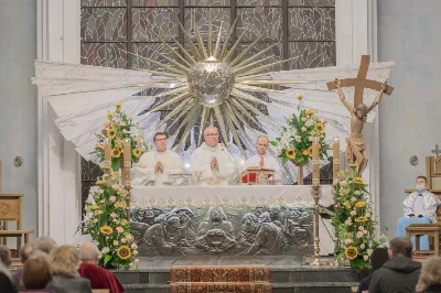 "Gwiazdo śliczna, wspaniała, o fatimska Maryja! Do Ciebie się uciekamy, o Maryjo, Maryjo!" Słowami tej pieśni licznie zgromadzeni w katedralnej świątyni wierni rozpoczęli kolejne w tym roku uroczyste nabożeństwo fatimskie. Wrześniowej modlitwie przewodniczyła parafia pw. Św. Michała Archanioła w Rzeszowie. Wielu parafian przybyło do Katedry w pieszej pielgrzymce pod przewodnictwem księdza Czesława Matuły. Przed Mszą Świętą, przy figurze Pani Fatimskiej, dk. Marcin Murawski odczytał liczne prośby i podziękowania do Matki Bożej. Uroczystej Eucharystii przewodniczył oraz Słowo Boże wygłosił proboszcz parafii pw. Św. Michała Archanioła w Rzeszowie - ks. Michał Bator. Kaznodzieja ukazał wartość i moc modlitwy. Za wzór postawił setnika, który spotyka się z czułym Jezusem. Tak jak Bóg znał potrzeby setnika, tak samo zna i nasze potrzeby i problemy. Jednak, jak przypomniał ks. Michał, każdy z nas musi przyjąć postawę setnika: uznać swój grzech i swoją niemoc. Wtedy Bóg będzie mógł działać w naszym życiu. W dalszej części homilii kaznodzieja przypomniał sylwetkę błogosławionej matki Elżbiety Czackiej, będącej dla nas wzorem cierpliwości i oczekiwania. Potrzebujemy czasu, aby łaska Boża przemieniła nasze serce – przypomniał kaznodzieja. Ta cierpliwość pomaga odkrywać Boży plan na nasze życie. Po zakończeniu Eucharystii wszyscy zgromadzeni wyruszyli w procesji różańcowej z figurą Matki Bożej Fatimskiej oraz relikwiami błogosławionych Hiacynty i Franciszka. Wierni prosili, aby Boże słowo wypełniało się w ich codzienności. Tej części nabożeństwa przewodniczył ks. Jakub Oczkowicz wraz z przedstawicielami parafii pw. Św. Michała Archanioła. Wspólną modlitwę zakończyło odśpiewanie Apelu Jasnogórskiego oraz adoracja Najświętszego Sakramentu. Na koniec ks. Krzysztof Gołąbek – proboszcz Katedry, dziękując wszystkim za obecność i wspólne czuwanie przy Matce Bożej, zaprosił na ostatnie w tym roku, październikowe nabożeństwo fatimskie.  fot. Małgorzata Ryndak