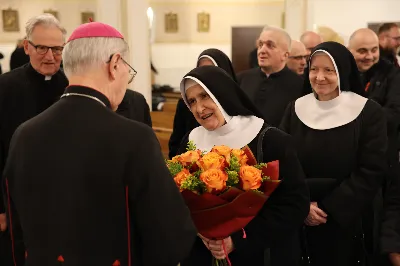 W liturgiczne wspomnienie św. Jana Apostoła (27 grudnia) w katedrze rzeszowskiej celebrowano Eucharystię, której przewodniczył bp Jan Wątroba. Mszę św. koncelebrował abp Edward Nowak, bp Edward Białogłowski, a także ok. 60 kapłanów, którzy wraz z przedstawicielami wspólnot, stowarzyszeń i instytucji modlili się w intencji Biskupa Rzeszowskiego z okazji jego imienin.
Homilię wygłosił ks. Janusz Kosior, proboszcz parafii pw. św. Jadwigi Królowej w Rzeszowie.
Na zakończenie Mszy św. bp Jan Wątroba podziękował za modlitwę i życzenia. 
fot. ks. Jakub Oczkowicz
