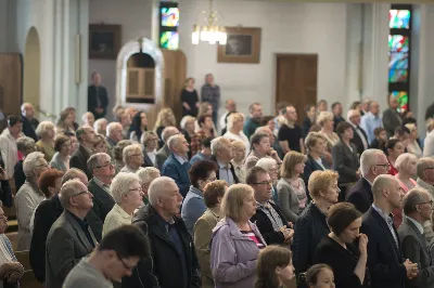 26 maja dla parafii katedralnej w Rzeszowie był szczególnym dniem dziękczynienia za dar kapłaństwa i znakiem obecności Maryi. W tym dniu parafianie przywitali peregrynującą w diecezji rzeszowskiej figurę Matki Bożej Fatimskiej i modlili się z księżmi, którzy obchodzili 10. rocznicę swoich święceń prezbiteratu.
Przed rozpoczęciem uroczystej Eucharystii pod przewodnictwem bpa Kazimierza Górnego, wierni zgromadzeni w świątyni przywitali figurę Matki Bożej Fatimskiej. O godz. 18.00 rozpoczęła się Msza Święta koncelebrowana przez 15 kapłanów wyświęconych 26 maja 2012 r. i sprawowana jako dziękczynienie za dar powołania do kapłaństwa. Bp Kazimierz w homilii przywołał wspomnienia z tego dnia, kiedy diecezja rzeszowska wzbogaciła się o nowych księży, którzy po raz pierwszy celebrowali z nim Eucharystię. Podkreślił także znaczenie codziennej kapłańskiej posługi, która wymaga trudu i poświęcenia w imię Chrystusa. Jubileusz 10-lecia kapłaństwa obchodzili: ks. Wojciech Chrostowski pochodzący z Gorlic (Fara), ks. Mirosław Dziadosz z Jasła (Chrystusa Króla), ks. Paweł Gąsior z Rożnowic, ks. Damian Jacek z Czudca, ks. Mirosław Kardaś ze Strzyżowa (św. J.S. Pelczara), ks. Tomasz Kołodziej z Trzebosi, ks. Filip Mikuła z Rzeszowa (Katedra), ks. Mateusz Mycek z Sędziszowa Małopolskiego (Fara), ks. Marcin Pokrywka z Przeworska (Ojcowie Bernardyni, diec. przemyska), ks. Nikodem Rybczyk z Gorlic (Fara), ks. Tomasz Ryczek z Turzy (diec. tarnowska), ks. Paweł Sikora z Rzeszowa (Zwięczyca – św. Józefa), ks. Krzysztof Wilczkiewicz z Gorlic (Glinik), ks. Tomasz Wójcik z Niewodnej oraz ks. Julian Wybraniec z Rzeszowa (św. Rocha). Po Mszy Świętej odśpiewano Litanię Loretańską przy wystawionym Najświętszym Sakramencie, po czym miała miejsce adoracja prywatna do godz. 20.30. Następnie odmówiono radosną część różańca i odśpiewano Apel Jasnogórski. Także przez kolejny dzień wierni mogli zawierzać swoje intencje Maryi w kolejnych częściach modlitwy różańcowej. W piątek po Mszy Świętej wieczornej figurę Matki Bożej przekazano do parafii Opatrzności Bożej w Rzeszowie. 
Peregrynacja figury Matki Bożej Fatimskiej w diecezji rzeszowskiej odbywa się z okazji 30. rocznicy powstania diecezji. Od 25 marca 2022 figura Matki Bożej Fatimskiej jest przekazywana do poszczególnych parafii diecezji i połączona z adoracją Najświętszego Sakramentu. 
Angelika Karnasiewicz, fot. Małgorzata Ryndak