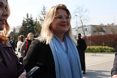„Eucharystia powinna nas prowadzić do odkrycia kapłańskiej misji Ludu Bożego, kapłańskiej misji każdego z nas” – powiedział Biskup Rzeszowski podczas Mszy Wieczerzy Pańskiej, której przewodniczył w katedrze rzeszowskiej w Wielki Czwartek, 2 kwietnia 2026 r.
Podczas uroczystej liturgii Wielkiego Czwartku w katedrze rzeszowskiej, której przewodniczył bp Jan Wątroba, wierni zostali zaproszeni do refleksji nad tajemnicą Eucharystii, kapłaństwa oraz powołania całego Ludu Bożego do udziału w misji Chrystusa. Na zakończenie homilii biskup zachęcił do szczególnej modlitwy za kapłanów, zwłaszcza tych przeżywających trudności i kryzysy. „Panie Jezu, dobry pasterzu i towarzyszu wędrówki, dziś powierzamy Ci wszystkich kapłanów, ale zwłaszcza tych, którzy przechodzą chwilę kryzysu” – powiedział Biskup Rzeszowski. Wezwał także wspólnotę wiernych do troski o kapłanów poprzez modlitwę, życzliwość i wsparcie.
Wielkoczwartkowa liturgia w katedrze rzeszowskiej stała się nie tylko dziękczynieniem za dar Eucharystii i kapłaństwa, ale także wezwaniem do odnowienia świadomości odpowiedzialności każdego wiernego za życie Kościoła i świadectwo wiary w świecie. fot. ks. Jakub Oczkowicz