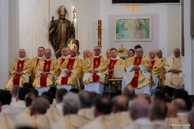 W Wielki Czwartek o godz. 10.00 w naszej Katedrze bp Jan Wątroba przewodniczył Mszy Krzyżma. Jest ona wyrazem jedności i wspólnoty duchowieństwa diecezji. Podczas tej Mszy Świętej biskup poświęcił olej chorych, katechumenów oraz olej krzyżma. Księża koncelebrujący z biskupem Eucharystię odnowili przyrzeczenia kapłańskie. W koncelebrze wzięli udział bp Kazimierz Górny, bp Edward Białogłowski oraz ponad 200 kapłanów z całej diecezji. W Eucharystii wzięli również udział licznie zebrani ministranci, lektorzy, animatorzy, ceremoniarze, członkowie scholi parafialnych i dziewczęcej służby maryjnej. Podczas Mszy Świętej zaśpiewał chór męski pod dyrekcją ks. Andrzeja Widaka. Przy organach zasiadł ks. Julian Wybraniec. fot. Piotr Szorc