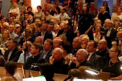 Blisko 1200 chórzystów i orkiestra symfoniczna Filharmonii Podkarpackiej to koncert galowy 9. Krajowego Kongresu Polskiej Federacji Pueri Cantores. 9 września o godz. 19.30 w Katedrze Rzeszowskiej podczas dwugodzinnego koncertu wystąpiły 33 chóry z Polski, Litwy, Łotwy, Ukrainy i Węgier oraz Orkiestra Symfoniczna Filharmonii Podkarpackiej. Muzykami dyrygowali: Wiesław Delimat i Marcin Florczak. Podczas koncertu uczestnicy wysłuchali utworów m.in. Haendla, Haydna oraz hymny kongresów Polskiej Federacji Pueri Cantores. Szczególnie oklaskiwane było premierowe wykonanie hymnu kongresu w Rzeszowie – utwór pt. „Da pacem, Domine” Dominika Lasoty – kompozytora z Rzeszowa. W koncercie uczestniczyli m.in.: bp Jan Wątroba, bp Kazimierz Górny i bp Edward Białogłowski. fot. ks. Tomasz Nowak