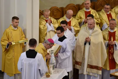 W Wielki Czwartek, 18 kwietnia 2019 r., w rzeszowskiej katedrze odbyła się Msza Krzyżma, w której uczestniczyło 243 kapłanów. Mszy św. przewodniczył bp Jan Wątroba. W koncelebrze uczestniczyli m.in.: bp Kazimierz Górny, bp Edward Białogłowski oraz infułaci: ks. Stanisław Mac i ks. Wiesław Szurek. Podczas Eucharystii bardzo licznie była reprezentowana Liturgiczna Służba Ołtarza: lektorzy, ministranci, dziewczęca służba maryjna i schole.  Po Komunii św. bp Jan Wątroba poświęcił olej krzyżma, który jest używany m.in. podczas udzielania sakramentu chrztu, bierzmowania i święceń kapłańskich. Wcześniej biskup pobłogosławił olej chorych i olej katechumenów.  Przed błogosławieństwem ks. Zbigniew Irzyk, dziekan dekanatu Jasło-Wschód, proboszcz parafii farnej w Jaśle, w imieniu wszystkich kapłanów złożył biskupom świąteczne życzenia. Biskupom złożyli życzenia również przedstawiciele Liturgicznej Służby Ołtarza.  Już po Mszy św. dziekani lub ich przedstawiciele odebrali poświęcone oleje.  fot. ks. Tomasz Nowak 