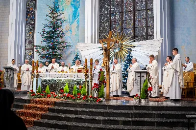 „Nasza wdzięczność jest szczególna wobec osób konsekrowanych za ich czytelne świadectwo wiary i za to, że żyjąc wiarą na co dzień ukazują chrystusowy styl życia” – mówił biskup Jan Wątroba podczas Mszy św. w katedrze rzeszowskiej w święto Ofiarowania Pańskiego. W Eucharystii, z okazji swojego święta patronalnego, uczestniczyły osoby konsekrowane posługujące w diecezji rzeszowskiej.
Mszy św. w katedrze rzeszowskiej przewodniczył bp Jan Wątroba, który modlił się w intencji osób konsekrowanych, przeżywających w święto Ofiarowania Pańskiego (02.02.) swoje święto patronalne. Eucharystię koncelebrował ks. Stanisław Kamiński, wikariusz biskupi ds. zakonnych, a także 9 kapłanów.
Na początku Mszy św. ks. Stanisław Kamiński powitał zebranych i wprowadził w przeżywaną liturgię. Następnie odbył się obrzęd błogosławieństwa świec i procesja z dolnego kościoła do głównej części katedry rzeszowskiej
Homilię wygłosił bp Jan Wątroba, który w pierwszej części, odnosząc się do przeżywanego święta, nawiązał do postawy Matki Najświętszej i św. Józefa. „Maryja uczy nas, że wierność Bogu oznacza wypełnianie prawa Bożego. Ona wypełniła wszystko bez wyjątku. Choć sama nie potrzebowała oczyszczenia, pozostała jednak posłuszna prawu. Skromna, prosta, uboga kobieta, poddana Bogu. W postawie Maryi i Józefa można dostrzec piękną lekcję dla rodziców i wychowawców. Rodzice powinni przedstawiać, czyli zawierzać swoje dzieci Panu Bogu. To jest gest wdzięczności wobec Stwórcy, a także znak wielkiej pokory wobec niełatwej misji rodzicielskiej i wychowawczej. Pełny rozwój człowieka dokonuje się dzięki Bożej łasce, a rodzice powinni się czuć narzędziem Bożej łaski, dlatego powinni często błogosławić swoje dzieci, modlić się za nie i z nimi oraz wciąż na nowo zawierzać je Panu Bogu” – mówił bp Wątroba.
Biskup Rzeszowski odnosząc się do obchodzonego Dnia życia konsekrowanego powiedział: „Trzy elementy wspólnoty: słowo, wierność i otwarcie na Ducha Świętego stanowią istotę życia każdej osoby konsekrowanej. Rozważać słowo Boże, trwać wiernie na modlitwie i być otwartym na to, co Duch Święty chce nam powiedzieć, to wypełnić powołanie do życia konsekrowanego, a jednocześnie wyznać wiarę w Kościół Chrystusowy. Nasza wdzięczność jest szczególna wobec osób konsekrowanych za ich czytelne świadectwo wiary i za to, że żyjąc wiarą na co dzień ukazują chrystusowy styl życia. Towarzyszą nam przez swoją pełną zatroskania miłosierną obecność, ale także przez milczącą obecność przepełnioną modlitwą w intencjach Kościoła, świata, a także poszczególnych osób i wspólnot”.
Po homilii osoby konsekrowane zgromadzone w katedrze odnowiły swoje przyrzeczenia.
Na zakończenie liturgii s. Agata Jakieła CSFN, referentka diecezjalna ds. życia konsekrowanego, podziękowała bp. Janowi Wątrobie za przewodniczenie liturgii i modlitwę w intencji osób życia konsekrowanego.
W Eucharystii w rzeszowskiej katedrze uczestniczyło prawie 100 osób życia konsekrowanego, a pośród nich ojcowie i bracia zakonni, siostry zakonne, wdowy i dziewice konsekrowane oraz członkowie instytutów świeckich. Śpiewy podczas liturgii wykonała Katedralna Schola Liturgiczna pod dyrekcją ks. Juliana Wybrańca, a przy organach zasiadł katedralny organista – Wiesław Siewierski. 

fot. Jola Warchoł