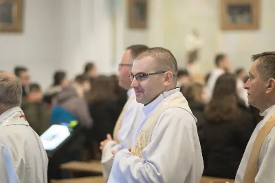 W Wielki Czwartek o godz. 10.00 w naszej Katedrze bp Jan Wątroba przewodniczył Mszy Krzyżma. Jest ona wyrazem jedności i wspólnoty duchowieństwa diecezji. Podczas tej Mszy Świętej biskup poświęcił olej chorych, katechumenów oraz olej krzyżma. Księża koncelebrujący z biskupem Eucharystię odnowili przyrzeczenia kapłańskie.
W koncelebrze wzięli udział bp Kazimierz Górny, bp Edward Białogłowski oraz 204 kapłanów z całej diecezji. W Eucharystii wzięli również udział licznie zebrani ministranci, lektorzy, animatorzy, ceremoniarze, członkowie scholi parafialnych i dziewczęcej służby maryjnej.
Podczas Mszy Świętej zaśpiewał chór Wyższego Seminarium Duchownego pod dyrekcją ks. dra Andrzeja Widaka. Przy organach zasiadł ks. Julian Wybraniec.
Fot. Małgorzata Ryndak