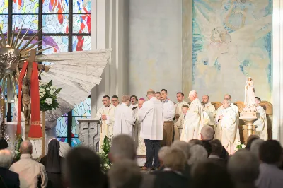 26 maja dla parafii katedralnej w Rzeszowie był szczególnym dniem dziękczynienia za dar kapłaństwa i znakiem obecności Maryi. W tym dniu parafianie przywitali peregrynującą w diecezji rzeszowskiej figurę Matki Bożej Fatimskiej i modlili się z księżmi, którzy obchodzili 10. rocznicę swoich święceń prezbiteratu.
Przed rozpoczęciem uroczystej Eucharystii pod przewodnictwem bpa Kazimierza Górnego, wierni zgromadzeni w świątyni przywitali figurę Matki Bożej Fatimskiej. O godz. 18.00 rozpoczęła się Msza Święta koncelebrowana przez 15 kapłanów wyświęconych 26 maja 2012 r. i sprawowana jako dziękczynienie za dar powołania do kapłaństwa. Bp Kazimierz w homilii przywołał wspomnienia z tego dnia, kiedy diecezja rzeszowska wzbogaciła się o nowych księży, którzy po raz pierwszy celebrowali z nim Eucharystię. Podkreślił także znaczenie codziennej kapłańskiej posługi, która wymaga trudu i poświęcenia w imię Chrystusa. Jubileusz 10-lecia kapłaństwa obchodzili: ks. Wojciech Chrostowski pochodzący z Gorlic (Fara), ks. Mirosław Dziadosz z Jasła (Chrystusa Króla), ks. Paweł Gąsior z Rożnowic, ks. Damian Jacek z Czudca, ks. Mirosław Kardaś ze Strzyżowa (św. J.S. Pelczara), ks. Tomasz Kołodziej z Trzebosi, ks. Filip Mikuła z Rzeszowa (Katedra), ks. Mateusz Mycek z Sędziszowa Małopolskiego (Fara), ks. Marcin Pokrywka z Przeworska (Ojcowie Bernardyni, diec. przemyska), ks. Nikodem Rybczyk z Gorlic (Fara), ks. Tomasz Ryczek z Turzy (diec. tarnowska), ks. Paweł Sikora z Rzeszowa (Zwięczyca – św. Józefa), ks. Krzysztof Wilczkiewicz z Gorlic (Glinik), ks. Tomasz Wójcik z Niewodnej oraz ks. Julian Wybraniec z Rzeszowa (św. Rocha). Po Mszy Świętej odśpiewano Litanię Loretańską przy wystawionym Najświętszym Sakramencie, po czym miała miejsce adoracja prywatna do godz. 20.30. Następnie odmówiono radosną część różańca i odśpiewano Apel Jasnogórski. Także przez kolejny dzień wierni mogli zawierzać swoje intencje Maryi w kolejnych częściach modlitwy różańcowej. W piątek po Mszy Świętej wieczornej figurę Matki Bożej przekazano do parafii Opatrzności Bożej w Rzeszowie. 
Peregrynacja figury Matki Bożej Fatimskiej w diecezji rzeszowskiej odbywa się z okazji 30. rocznicy powstania diecezji. Od 25 marca 2022 figura Matki Bożej Fatimskiej jest przekazywana do poszczególnych parafii diecezji i połączona z adoracją Najświętszego Sakramentu. 
Angelika Karnasiewicz, fot. Małgorzata Ryndak