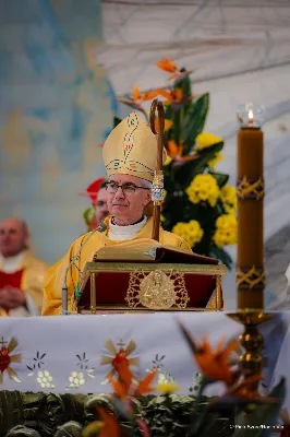 W Wielki Czwartek o godz. 10.00 w naszej Katedrze bp Jan Wątroba przewodniczył Mszy Krzyżma. Jest ona wyrazem jedności i wspólnoty duchowieństwa diecezji. Podczas tej Mszy Świętej biskup poświęcił olej chorych, katechumenów oraz olej krzyżma. Księża koncelebrujący z biskupem Eucharystię odnowili przyrzeczenia kapłańskie. W koncelebrze wzięli udział bp Kazimierz Górny, bp Edward Białogłowski oraz ponad 200 kapłanów z całej diecezji. W Eucharystii wzięli również udział licznie zebrani ministranci, lektorzy, animatorzy, ceremoniarze, członkowie scholi parafialnych i dziewczęcej służby maryjnej. Podczas Mszy Świętej zaśpiewał chór męski pod dyrekcją ks. Andrzeja Widaka. Przy organach zasiadł ks. Julian Wybraniec. fot. Piotr Szorc