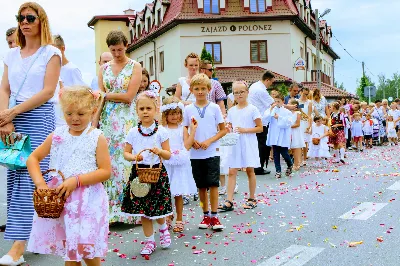 W czwartek w Uroczystość Najświętszego Ciała i Krwi Pańskiej (Boże Ciało) Msza Święta parafialna o godz. 12.00 była sprawowana na osiedlu Drabinianka na placu zieleni między ul. Graniczną i Zieloną. Dziękujemy parafianom za zaangażowanie i pomoc w przygotowaniu ołtarzy: - Ołtarz Mszy Świętej - Spółdzielnia Mieszkaniowa Metalowiec i mieszkańcy ul. Zielonej. - I ołtarz przy kapliczce Matki Bożej Fatimskiej – mieszkańcy bloku ul. Cicha 9. - II ołtarz przy Akademikach – mieszkańcy bloków ul. Cicha 3 i 7. - III ołtarz przed „Energetykiem” mieszkańcy bloku Kwiatkowskiego 5. - IV ołtarz obok bloków ul. Graniczna 4a i 4b – mieszkańcy tychże bloków.  fot. Andrzej Kotowicz