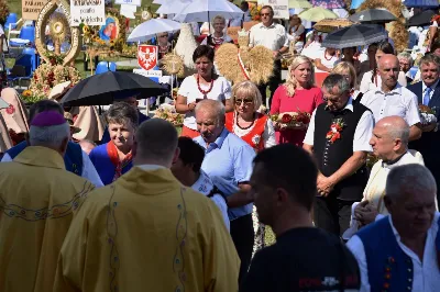 30 sierpnia 2020 r. do Parku Papieskiego w Rzeszowie na diecezjalne dożynki przyjechało 49 delegacji z dożynkowymi wieńcami.  Już o godz. 11.00 plac przed znajdującą się w Parku Papieskim sceną wypełniły delegacje z parafii diecezji rzeszowskiej. W sumie zarejestrowano 49 delegacje. Tegoroczną obsługę dożynek, w tym przygotowanie liturgii, zapewnili wierni i duszpasterze z dekanatu Sokołów Małopolski. O godz. 11.30 prof. Kazimierz Ożóg, mieszkaniec Górna, zaprezentował kilka myśli na temat chleba i godności pracy rolnika. Na scenie wystąpił zespół „Młody Duch i Przyjaciele” kierowany przez Dariusza Kosaka. Przed rozpoczęciem Mszy św. ks. Jerzy Uchman, diecezjalny duszpasterz rolników, przywitał przybyłych do Rzeszowa rolników, ogrodników, sadowników i pszczelarzy, wśród nich starostów dożynek Jerzego i Zofię Bednarzów z Kamienia, a także obecnych na Mszy św. parlamentarzystów, władze państwowe i samorządowe, służby mundurowe oraz poczty sztandarowe. Mszy św. przewodniczył bp Edward Białogłowski. W koncelebrze uczestniczył bp Kazimierz Górny oraz czternastu księży. W długiej procesji z darami do ołtarza podeszły delegacje wszystkich obecnych parafii przynosząc chleby i owoce. Dary te zostały przekazane Rzeszowskiemu Towarzystwu Pomocy im. św. Brata Alberta. Na zakończenie liturgii bp Białogłowski pobłogosławił przyniesione płody ziemi oraz ziarno na zasiew. Po błogosławieństwie poszczególne delegacje, przedstawiane przez ks. Jana Szczupaka, wikariusza biskupiego ds. społecznych, prezentowały swoje wieńce.  fot. ks. Tomasz Nowak