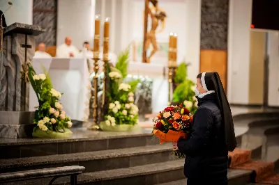 Mszy Świętej w święto Ofiarowania Pańskiego przewodniczył bp Jan Wątroba. W Eucharystii z okazji Dnia Życia Konsekrowanego uczestniczyli przedstawiciele sióstr i braci zakonnych, pustelnic, dziewic i wdów konsekrowanych oraz członków instytutów świeckich. Eucharystię koncelebrował ks. Stanisław Kamiński, wikariusz biskupi ds. zakonnych, a także 8 kapłanów. Homilię wygłosił bp Jan Wątroba. Śpiew podczas Mszy Świętej prowadziła Katedralna Schola Liturgiczna pod kierunkiem ks. Juliana Wybrańca przy akompaniamencie organowym Wiesława Siewierskiego. Fot. Paulina Lęcznar