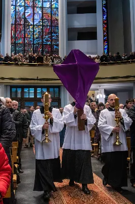 Liturgia Męki Pańskiej rozpoczęła się od procesji wejścia w zupełnej ciszy i gestu prostracji – pokornego padnięcia twarzą do ziemi głównego celebransa – Biskupa Rzeszowskiego Jana Wątroby. Drugim etapem nabożeństwa była Liturgia Słowa. Jej centrum stanowiła Męka Pańska w relacji wg św. Jana – odśpiewana przez ks. Juliana Wybrańca, kl. Dawida Piroga oraz kl. Karola Baraniewicza, z partiami tłumu wykonanymi przez Katedralny Chór Chłopięco-Męski Pueri Cantores Resovienses (tenory i basy), pod dyrekcją ks. dra Andrzeja Widaka we współpracy z Angelą Pacutą i Edytą Kotulą, dyrygentkami chóru.

W homilii bp Jan Wątroba zapraszał do odczytania na nowo sensu krzyża Jezusa i Jego Orędzia.

Trzecią częścią liturgii była adoracja krzyża. W pierwszej kolejności krzyż adorowali poprzez ucałowanie: Ksiądz Biskup, księża z Wyższego Seminarium Duchownego w Rzeszowie, księża katedralni oraz siostry zakonne. Następnie hołd krzyżowi oddali wszyscy wierni, wpatrując się w krzyż trzymany przez ks. Krzysztofa Gołąbka, proboszcza katedry.

Ostatnią częścią liturgii był obrzęd Komunii św. zakończony przeniesieniem Pana Jezusa w monstrancji do tzw. Bożego grobu. W tym roku dekoracja grobu nawiązuje do przeżywanego roku duszpasterskiego pt. „Wierzę w Kościół Chrystusowy”. Projekt autorstwa ks. Pawła Wójcika, wikariusza katedralnego, zachęca do pogłębienia relacji z Jezusem i jak wzywa napis umieszczony na grobie do „zakorzenienia w Kościele Chrystusa”.
fot. Joanna Prasoł 