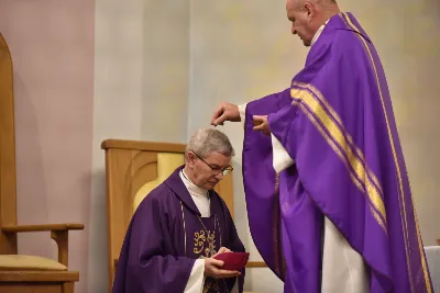 Mszy św. w Środę Popielcową na rozpoczęcie Wielkiego Postu w katedrze rzeszowskiej przewodniczył bp Jan Wątroba. Eucharystię koncelebrowali: ks. Łukasz Cyrnek, ks. Krzysztof Golas, ks. Krzysztof Gołąbek, ks. Sławomir Jeziorski, ks. Dominik Kiełb, ks. Jakub Nagi i ks. Nikodem Rybczyk.
Homilię wygłosił ks. Julian Wybraniec, wikariusz parafii katedralnej. Kaznodzieja w rozważaniu mówił o symbolice popiołu, którym w Środę Popielcową posypuje się głowy uczestników liturgii.
Po homilii odbył się obrzęd wybrania i wpisania imion do księgi katechumenów dwóch kobiet, które, jako dorosłe, przygotowują się do przyjęcia sakramentów inicjacji chrześcijańskiej.
Następnie odbył się obrzęd posypania popiołem.
Podczas Mszy św. posługę muzyczną pełniła Katedralna Schola Liturgiczna. Eucharystia była transmitowana przez Katolickie Radio VIA.
fot. ks. Jakub Oczkowicz