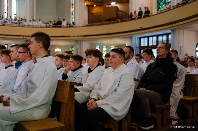 W Wielki Czwartek o godz. 10.00 w naszej Katedrze bp Jan Wątroba przewodniczył Mszy Krzyżma. Jest ona wyrazem jedności i wspólnoty duchowieństwa diecezji. Podczas tej Mszy Świętej biskup poświęcił olej chorych, katechumenów oraz olej krzyżma. Księża koncelebrujący z biskupem Eucharystię odnowili przyrzeczenia kapłańskie. W koncelebrze wzięli udział bp Kazimierz Górny, bp Edward Białogłowski oraz ponad 200 kapłanów z całej diecezji. W Eucharystii wzięli również udział licznie zebrani ministranci, lektorzy, animatorzy, ceremoniarze, członkowie scholi parafialnych i dziewczęcej służby maryjnej. Podczas Mszy Świętej zaśpiewał chór męski pod dyrekcją ks. Andrzeja Widaka. Przy organach zasiadł ks. Julian Wybraniec. fot. Piotr Szorc