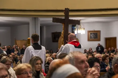 W Wielki Piątek 15.04.2022 r. w Katedrze Rzeszowskiej Liturgii na cześć Męki Pańskiej przewodniczył bp Jan Wątroba.
Mękę naszego Pana Jezusa Chrystusa według świętego Jana śpiewali:
ks. Julian Wybraniec - Jezus
Karol Baraniewicz - Ewangelista
ks. Szczepan Węglowski - Inni
Chór WSD Rzeszów pod dyrekcją ks. dra Andrzeja Widaka
fot. Joanna Prasoł