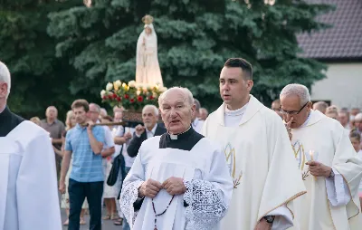 W czwartek 13 czerwca przeżywaliśmy uroczyste Nabożeństwo Fatimskie. Naszym modlitwom przewodniczył ks. Tadeusz Pindara. Kazanie wygłosił ks. Paweł Blat. O godz. 18.40 zostały przedstawione prośby i podziękowania do Matki Bożej Fatimskiej, w intencji których sprawowana była także Msza Święta. Po Mszy Świętej wyruszyła procesja z figurą Matki Bożej i relikwiami świętych Dzieci Fatimskich. Nabożeństwo zakończył Apel Jasnogórski. Dziękujemy parafii pw. Matki Bożej Częstochowskiej (Drabinianka) w Rzeszowie za przygotowanie liturgii oraz parafii pw. Miłosierdzia Bożego (Biała) za prowadzenie modlitwy różańcowej. fot. Joanna Prasoł 