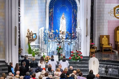W tym roku, 13 czerwca, przypadła 30. rocznica koronacji figury Matki Bożej Fatimskiej w katedrze rzeszowskiej.
13 maja 1917 r. Matka Boża po raz pierwszy objawiła się w Fatimie trojgu dzieciom: Łucji, Hiacyncie i Franciszkowi, pozostawiając wezwanie do czynienia pokuty i modlitwy różańcowej. W odpowiedzi na ten apel, wierni licznie zgromadzili się w katedrze rzeszowskiej na wspólnej modlitwie do Pani Fatimskiej, prosząc o pokój na świecie, nawrócenie grzeszników i o łaskę stawania się wiernymi uczniami Chrystusa.
W odpowiedzi na to wezwanie w rzeszowskiej katedrze zaczęto odprawiać Nabożeństwa Fatimskie. Pierwsze z nich odbyło się 13 maja 1992 r. Od tej pory w parafii intensywnie rozwijał się kult Matki Bożej Fatimskiej, a Nabożeństwo Fatimskie stało się jednym z głównych nabożeństw w parafii. Uczestniczyli w nim bardzo licznie nie tylko parafianie, ale także wierni z okolicznych parafii.
Uroczystość koronacji figury Matki Bożej Fatimskiej w katedrze miała miejsce 30 lat temu, w niedzielę 13 czerwca 1993 r. Koronacji dokonał bp Kazimierz Górny, a koncelebransami byli bp Julian Groblicki z Krakowa oraz bp Edward Białogłowski. W pogodne czerwcowe popołudnie uroczystość zgromadziła ogromne rzesze wiernych. 
Tegoroczne czerwcowe Nabożeństwo Fatimskie rozpoczęło się o godz. 18:30 odśpiewaniem Litanii do Najświętszego Serca Pana Jezusa oraz przedstawieniem próśb i podziękowań do Matki Bożej Fatimskiej. O godz. 19:00 miała miejsce uroczysta Msza Święta, której przewodniczył bp Kazimierz Górny w koncelebrze kapłanów z dekanatu. Homilię wygłosił ks. dr hab. Jerzy Buczek – dyrektor Domu Księży Seniorów Diecezji Rzeszowskiej. W wygłoszonej homilii mówił: W 30. rocznicę koronacji, w 41. rocznicę obecności Maryi pośród nas, chcemy z wielką wiarą wołać o to, by „Biała Królowa” dała nam moc do wiernego pójścia za Chrystusem, do bycia solą ziemi i światłem świata, do mówienia Bogu: tak, a złu: nie. Chcemy prosić Maryję, by wlała w nasze serce nadzieję. Byśmy patrząc na to wszystko, co dzieje się wokół nas, wzięli do rąk różaniec, zgodnie z Jej zachętą, i dzień w dzień wytrwale się modlili. Abyśmy podjęli pierwsze soboty i wynagrodzenie za grzechy.
Ze względu na niekorzystne warunki atmosferyczne zrezygnowano z procesji z figurą Matki Bożej i relikwiami dzieci fatimskich, która tradycyjnie odbywa się na placu przed katedrą. Wierni składali swoje intencje przy figurze Matki Bożej Fatimskiej w modlitwie różańcowej, którą poprowadzili przedstawiciele parafii pw. Matki Bożej Częstochowskiej w Rzeszowie wraz z ks. Pawłem Blatem – wikariuszem tejże parafii. W posługę muzyczną podczas Eucharystii włączył się chór „Alba Cantans” pod dyrekcją Kornelii Ignas z parafii pw. Bożego Miłosierdzia w Rzeszowie oraz orkiestra dęta prowadzona przez Tadeusza Cielaka.
Wieczór poświęcony Matce Bożej Fatimskiej zakończyło wspólne odśpiewanie Apelu Jasnogórskiego, po którym jeszcze przez godzinę trwała adoracja Najświętszego Sakramentu. Uroczystość jubileuszowa w katedrze licznie zgromadziła wiernych czcicieli Matki Bożej Fatimskiej.
Kolejne Nabożeństwa Fatimskie odbędą się w każdy 13. dzień miesiąca do października i będą transmitowane przez Katolickie Radio VIA.

fot. Joanna Prasoł