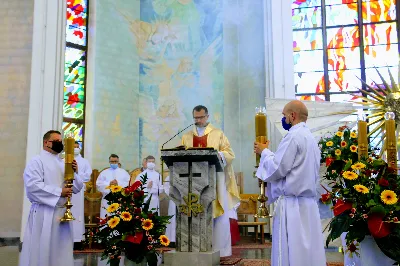 W niedzielę 13 września przeżywaliśmy uroczyste Nabożeństwo Fatimskie. Mszy Świętej przewodniczył i homilię wygłosił ks. Michał Bator - proboszcz parafii pw. Św. Michała Archanioła w Rzeszowie. O godz. 18.40 zostały przedstawione prośby i podziękowania do Matki Bożej Fatimskiej, w intencji których sprawowana była także Msza Święta. Po Mszy Świętej wyruszyła procesja różańcowa z figurą Matki Bożej. Modlitwę różańcową prowadził ks. Dominik Kiełb wraz z parafianami parafii pw. Św. Michała Archanioła w Rzeszowie. Nabożeństwo zakończył Apel Jasnogórski. fot. Rafał Waszczak 