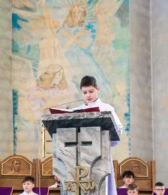 W V Niedzielę Wielkiego Postu, podczas Mszy Świętej o godz. 12:00, ks. Krzysztof Gołąbek – proboszcz naszej Katedry, przyjął do grona Liturgicznej Służby Ołtarza siedmiu nowych ministrantów. Po odpowiednim przygotowaniu, pod czujnym okiem ks. Pawła Wójcika oraz animatorów Adama i Miłosza, chłopcy otrzymali stopień ministranta choralisty – po raz pierwszy założyli kołnierzyki i otrzymali legitymacje ministranckie. To wyjątkowy moment i ogromna radość dla naszej wspólnoty! Podczas Mszy Świętej zaśpiewała Dziewczęca Schola Katedralna. Serdecznie gratulujemy chłopcom odwagi oraz życzymy wytrwałości w tej pięknej służbie przy Ołtarzu Pana Jezusa. Jeśli chcesz dołączyć do grona ministrantów – serdecznie zapraszamy! Zainteresowanych prosimy o kontakt z ks. Pawłem Wójcikiem.
fot. Antoni Ważny