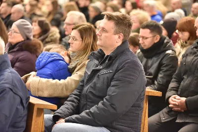 Mszy św. w Środę Popielcową na rozpoczęcie Wielkiego Postu w katedrze rzeszowskiej przewodniczył bp Jan Wątroba. Eucharystię koncelebrowali: ks. Łukasz Cyrnek, ks. Krzysztof Golas, ks. Krzysztof Gołąbek, ks. Sławomir Jeziorski, ks. Dominik Kiełb, ks. Jakub Nagi i ks. Nikodem Rybczyk.
Homilię wygłosił ks. Julian Wybraniec, wikariusz parafii katedralnej. Kaznodzieja w rozważaniu mówił o symbolice popiołu, którym w Środę Popielcową posypuje się głowy uczestników liturgii.
Po homilii odbył się obrzęd wybrania i wpisania imion do księgi katechumenów dwóch kobiet, które, jako dorosłe, przygotowują się do przyjęcia sakramentów inicjacji chrześcijańskiej.
Następnie odbył się obrzęd posypania popiołem.
Podczas Mszy św. posługę muzyczną pełniła Katedralna Schola Liturgiczna. Eucharystia była transmitowana przez Katolickie Radio VIA.
fot. ks. Jakub Oczkowicz