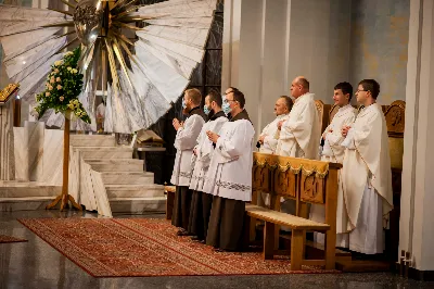 Mszy Świętej w święto Ofiarowania Pańskiego przewodniczył bp Jan Wątroba. W Eucharystii z okazji Dnia Życia Konsekrowanego uczestniczyli przedstawiciele sióstr i braci zakonnych, pustelnic, dziewic i wdów konsekrowanych oraz członków instytutów świeckich. Eucharystię koncelebrował ks. Stanisław Kamiński, wikariusz biskupi ds. zakonnych, a także 8 kapłanów. Homilię wygłosił bp Jan Wątroba. Śpiew podczas Mszy Świętej prowadziła Katedralna Schola Liturgiczna pod kierunkiem ks. Juliana Wybrańca przy akompaniamencie organowym Wiesława Siewierskiego. Fot. Paulina Lęcznar