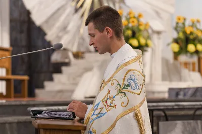 Wrześniowe nabożeństwo fatimskie, będące odpowiedzią na wezwanie Maryi do modlitwy i pokuty, odbyło się w ubiegły wtorek, 13 dnia miesiąca. Tym razem w Katedrze Rzeszowskiej zostało przygotowane przez parafie św. Michała Archanioła oraz św. Jadwigi Królowej.
Nabożeństwo rozpoczęło się odczytaniem próśb i podziękowań do Matki Bożej Fatimskiej, w intencji których następnie sprawowana była Msza Święta. Uroczystej, koncelebrowanej liturgii przewodniczył ks. Tomasz Gałuszka – wikariusz parafii św. Jadwigi.
Słowo Boże wygłosił ks. Grzegorz Kot – Diecezjalny Duszpasterz Trzeźwości i Osób Uzależnionych. Nawiązał do liturgii słowa z dnia, podkreślając trafne powiązanie z Tajemnicą Fatimską. „Niejedna matka dzisiaj płacze, jak owa kobieta z Nain, nad śmiercią swojego dziecka. Niejedna matka płacze, patrząc na pogubienie swojego dziecka – że życie mu nie wychodzi, że się poplątało, że nie chodzi do kościoła, nie modli się. Ową matką jest również Kościół, który płacze, kiedy się gubimy, kiedy w naszym sercu zaczyna kiełkować grzech i zaczynamy odchodzić. Trzeba nam stanąć w prawdzie i uderzyć się we własne piersi – i po to tu jesteśmy, aby modlitwą różańcową złożyć zadośćuczynienie za grzechy swoje i całego świata”.
„To nabożeństwo winno nas wprowadzać w osobistą retrospekcję, rachunek sumienia – czy oby jestem bratem dla brata? Bo może w moje serce wkradło się porównywanie, osądzanie, obmowa wobec tych, którzy się pogubili na drogach swojego życia” – mówił dalej ks. Grzegorz.
Kaznodzieja zachęcał do odpowiedzi na wołanie Matki Bożej w Fatimie i porzucenie obaw, strachu i niepewności. „Może nam się wydawać, gdyby Bóg na naszych oczach dotknął trumny, kogoś wskrzesił, byłoby nam łatwiej wierzyć. Nic bardziej mylnego. Wystarczy zerknąć na Łazarza i bogacza, wołającego: Ojcze Abrahamie, poślij kogoś z umarłych do żyjących, a na pewno uwierzą. Poślij kogoś. Bóg posyła Matkę do dzieci w Fatimie, a idąc dalej – posyła dzieci. O co prosi Matka Boża w Fatimie? O pokutę i różaniec. Trzecia Tajemnica Fatimska może przerażać, ale tych, co wierzą, nie powinna. Jeżeli w Twoim sercu jest wiara, nie stanie ci się krzywda”.
Po zakończonej liturgii Mszy Świętej wierni polecali swoje intencje w modlitwie różańcowej przy figurze Matki Bożej Fatimskiej. Modlitwę prowadzili ks. Rafał Kłos (wikariusz parafii św. Michała Archanioła) oraz diakoni. Ze względu na trwający remont schodów zrezygnowano z procesji. Nabożeństwo zakończono odśpiewaniem Apelu Jasnogórskiego o godz. 21.00. Następnie jeszcze przez godziną trwała indywidualna adoracja Najświętszego Sakramentu.
Posługę muzyczną podjął chór Michael z parafii św. Michała Archanioła w Rzeszowie oraz orkiestra dęta prowadzona przez p. Tadeusza Cielaka. Obecne były także poczty sztandarowe, przedstawiciele Rycerzy Kolumba i Bractwa św. Michała Archanioła.
Ostatnie w tym roku nabożeństwo fatimskie odbędzie się 13 października. W Katedrze Rzeszowskiej będzie prowadzone przez Wyższe Seminarium Duchowne w Rzeszowie.

fot. Joanna Prasoł 