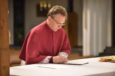W Katedrze Rzeszowskiej podczas I Nieszporów Uroczystości św. Józefa Oblubieńca NMP odbył się obrzęd instalacji nowych kanoników Kapituły Katedralnej w Rzeszowie. Liturgii Nieszporów przewodniczył ks. Krzysztof Gołąbek, proboszcz Katedry i prepozyt Kapituły Katedralnej, który wygłosił również homilię. Uroczystości rozpoczęły się od odczytania przez ks. Gołąbka dekretu bp. Jana Wątroby o włączeniu nowych członków do grona Kapituły. Następnie nowi kanonicy złożyli wyznanie wiary oraz przysięgę wierności przy obejmowaniu urzędu wykonywanego w imieniu Kościoła.

Do grona kanoników katedralnych dołączyli: ks. dr Paweł Synoś – Wikariusz Biskupi do spraw duchowieństwa diecezjalnego, ks. Prałat dr Piotr Tarnawski – Sekretariat Stanu Stolicy Apostolskiej, ks. dr Marek Story – Dykasteria Nauki Wiary w Watykanie, ks. dr Stanisław Kamiński – Wikariusz Biskupi do spraw życia konsekrowanego, proboszcz Parafii św. Józefa w Głogowie Małopolskim, ks. kanonik Stanisław Jamiński – proboszcz Parafii NNMP w Rzeszowie – Staroniwa, ks. kanonik Tadeusz Pindara – proboszcz Parafii Matki Bożej Częstochowskiej w Rzeszowie, ks. dr Przemysław Drąg – proboszcz Parafii pw. Trójcy Przenajświętszej w Głogowie Małopolskim.

W diecezji rzeszowskiej istnieje kapituła katedralna i cztery kapituły kolegiackie: biecka, jasielska, kolbuszowska i strzyżowska. Historycznie kanonicy byli księżmi stanowiącymi grupę skupioną wokół biskupa miejsca, których zadaniem było pomaganie mu w zarządzaniu lokalnym Kościołem. Obowiązani byli określoną regułą, czyli kanonem praw, stąd właśnie pochodzi nazwa kanonik.

Poszczególne kapituły mają swoje charakterystyczne stroje, którymi wyróżniają się od pozostałych duchownych. Strojem kanoników kapitulnych jest sutanna z obszywkami i guzikami koloru fioletowego, pas fioletowy, następnie rokieta, mucet (fioletowa pelerynka) lub mantolet oraz łańcuch z dystynktorium. Fot. ks. Jakub Oczkowicz