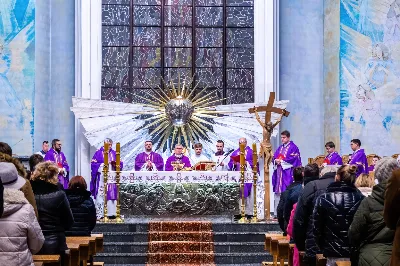 W Środę Popielcową (14 lutego) biskup Jan Wątroba odprawił w katedrze rzeszowskiej Mszę Świętą na rozpoczęcie Wielkiego Postu. Homilię wygłosił ks. dr Paweł Koleśnikowicz, który prowadzi rekolekcje wielkopostne w parafii katedralnej. Podczas Eucharystii odbył się obrzęd posypania głów popiołem. Śpiew podczas liturgii prowadziła Katedralna Schola Liturgiczna. Liturgia była transmitowana przez Radio VIA. fot. Joanna Prasoł