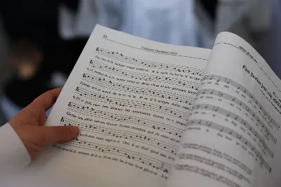 „Eucharystia powinna nas prowadzić do odkrycia kapłańskiej misji Ludu Bożego, kapłańskiej misji każdego z nas” – powiedział Biskup Rzeszowski podczas Mszy Wieczerzy Pańskiej, której przewodniczył w katedrze rzeszowskiej w Wielki Czwartek, 2 kwietnia 2026 r.
Podczas uroczystej liturgii Wielkiego Czwartku w katedrze rzeszowskiej, której przewodniczył bp Jan Wątroba, wierni zostali zaproszeni do refleksji nad tajemnicą Eucharystii, kapłaństwa oraz powołania całego Ludu Bożego do udziału w misji Chrystusa. Na zakończenie homilii biskup zachęcił do szczególnej modlitwy za kapłanów, zwłaszcza tych przeżywających trudności i kryzysy. „Panie Jezu, dobry pasterzu i towarzyszu wędrówki, dziś powierzamy Ci wszystkich kapłanów, ale zwłaszcza tych, którzy przechodzą chwilę kryzysu” – powiedział Biskup Rzeszowski. Wezwał także wspólnotę wiernych do troski o kapłanów poprzez modlitwę, życzliwość i wsparcie.
Wielkoczwartkowa liturgia w katedrze rzeszowskiej stała się nie tylko dziękczynieniem za dar Eucharystii i kapłaństwa, ale także wezwaniem do odnowienia świadomości odpowiedzialności każdego wiernego za życie Kościoła i świadectwo wiary w świecie. fot. ks. Jakub Oczkowicz