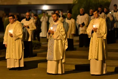 W niedzielę 13 października przeżywaliśmy uroczyste Nabożeństwo Fatimskie z udziałem WSD w Rzeszowie. Mszy Świętej przewodniczył i homilię wygłosił ks. Krystian Winiarski - prefekt WSD. O godz. 18.40 zostały przedstawione prośby i podziękowania do Matki Bożej Fatimskiej, w intencji których sprawowana była także Msza Święta. Po Mszy Świętej wyruszyła procesja z figurą Matki Bożej i relikwiami świętych Dzieci Fatimskich. Nabożeństwo zakończył Apel Jasnogórski. fot. ks. Tomasz Nowak, Joanna Prasoł