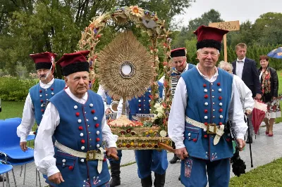 W niedzielę 29 sierpnia 2021 r. w Parku Papieskim w Rzeszowie odbyły się Dożynki Diecezjalne. Mimo deszczowej pogody do Parku Papieskiego przyjechało 57 delegacji z parafii diecezji rzeszowskiej z 65 wieńcami. Tegoroczną obsługę dożynek, w tym przygotowanie liturgii, zapewnili wierni i duszpasterze z dekanatu Rzeszów Wschód. Przed Mszą św. członkowie Stowarzyszenia Przyjaciół Ziemi Słocińskiej zaprezentowali program słowno-muzyczny. Podczas Mszy św. wystąpił chór z parafii św. Rocha w Rzeszowie pod dyrekcją Krzysztofa Husa oraz Gminna Orkiestra Dęta z Krasnego. Przed rozpoczęciem Mszy św. ks. Jerzy Uchman, diecezjalny duszpasterz rolników, przywitał przybyłych do Rzeszowa rolników, ogrodników, sadowników i pszczelarzy, wśród nich starostów dożynek: Marka Leśniewskiego i Teresę Kilar z parafii św. Rocha w Rzeszowie. Mszy św. przewodniczył bp Jan Wątroba. W koncelebrze uczestniczył bp Kazimierz Górny, ks. Wiesław Szurek oraz blisko dwudziestu księży. W długiej procesji z darami do ołtarza podeszły delegacje wszystkich obecnych parafii przynosząc chleby, wino, miód i owoce. Na zakończenie liturgii Biskup Rzeszowski pobłogosławił przyniesione płody ziemi. Po błogosławieństwie poszczególne delegacje, przedstawiane przez ks. Rafała Flaka, dyrektora Wydziału Duszpasterskiego Kurii Diecezjalnej w Rzeszowie, zaprezentowały swoje wieńce.  Fot. ks. Tomasz Nowak