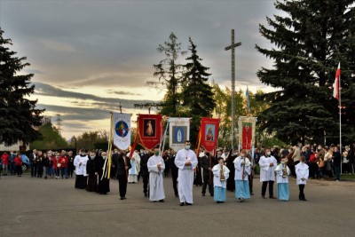 W czwartek 13 maja przeżywaliśmy uroczyste Nabożeństwo Fatimskie. Naszym modlitwom przewodniczył ks. dr Sławomir Jeziorski, prefekt i wykładowca Wyższego Seminarium Duchownego w Rzeszowie. O godz. 18.45 zostały przedstawione prośby i podziękowania do Matki Bożej Fatimskiej, w intencji których sprawowana była także Msza Święta. W koncelebrze uczestniczył ks. Piotr Tarnawski, radca Nuncjatury Apostolskiej w Moskwie, ks. Jan Młynarczyk, emerytowany proboszcz parafii Matki Bożej Królowej Polski i św. Jana Kantego w Sandomierzu i ks. Krzysztof Gołąbek, proboszcz parafii katedralnej i kustosz sanktuarium. Po Mszy Świętej wyruszyła procesja z figurą Matki Bożej. Nabożeństwo zakończył Apel Jasnogórski. fot. Małgorzata Ryndak