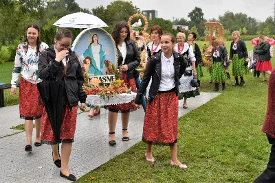 W niedzielę 29 sierpnia 2021 r. w Parku Papieskim w Rzeszowie odbyły się Dożynki Diecezjalne. Mimo deszczowej pogody do Parku Papieskiego przyjechało 57 delegacji z parafii diecezji rzeszowskiej z 65 wieńcami. Tegoroczną obsługę dożynek, w tym przygotowanie liturgii, zapewnili wierni i duszpasterze z dekanatu Rzeszów Wschód. Przed Mszą św. członkowie Stowarzyszenia Przyjaciół Ziemi Słocińskiej zaprezentowali program słowno-muzyczny. Podczas Mszy św. wystąpił chór z parafii św. Rocha w Rzeszowie pod dyrekcją Krzysztofa Husa oraz Gminna Orkiestra Dęta z Krasnego. Przed rozpoczęciem Mszy św. ks. Jerzy Uchman, diecezjalny duszpasterz rolników, przywitał przybyłych do Rzeszowa rolników, ogrodników, sadowników i pszczelarzy, wśród nich starostów dożynek: Marka Leśniewskiego i Teresę Kilar z parafii św. Rocha w Rzeszowie. Mszy św. przewodniczył bp Jan Wątroba. W koncelebrze uczestniczył bp Kazimierz Górny, ks. Wiesław Szurek oraz blisko dwudziestu księży. W długiej procesji z darami do ołtarza podeszły delegacje wszystkich obecnych parafii przynosząc chleby, wino, miód i owoce. Na zakończenie liturgii Biskup Rzeszowski pobłogosławił przyniesione płody ziemi. Po błogosławieństwie poszczególne delegacje, przedstawiane przez ks. Rafała Flaka, dyrektora Wydziału Duszpasterskiego Kurii Diecezjalnej w Rzeszowie, zaprezentowały swoje wieńce.  Fot. ks. Tomasz Nowak