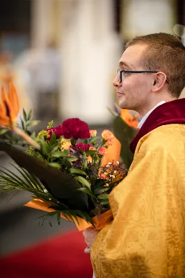 „Na swoje życie i swoje kapłaństwo trzeba popatrzeć w świetle Bożej miłości. Inaczej go nie pojmiemy ani my, ani ci, którzy będą na nas patrzeć” – mówił bp Jan Wątroba podczas Mszy św. z udzieleniem święceń prezbiteratu. 4 czerwca 2022 r. w kościele katedralnym jedenastu diakonów diecezji rzeszowskiej przyjęło sakrament kapłaństwa.
Do grona neoprezbiterów diecezji rzeszowskiej należą: ks. Sebastian Bełz z parafii w Nienadówce, ks. Krzysztof Lampart z parafii w Rudnej Wielkiej, ks. Mateusz Łachmanek z parafii w Lipinkach, ks. Karol Migut z parafii w Jasionce, ks. Marcin Murawski z parafii katedralnej w Rzeszowie, ks. Adrian Pazdan z parafii w Zagorzycach, ks. Tomasz Sienicki z parafii w Bieździedzy, ks. Dominik Świeboda z parafii w Palikówce, ks. Piotr Wąsacz z parafii bł. Władysława Findysza w Rzeszowie, ks. Mateusz Wojtuń z parafii w Święcanach oraz ks. Wiktor Zoła z parafii w Cieklinie.
Mszy św. przewodniczył i święceń udzielił bp Jan Wątroba. Eucharystię koncelebrowało około osiemdziesięciu księży, m.in: przełożeni Wyższego Seminarium Duchownego w Rzeszowie oraz proboszczowie i wikariusze z parafii rodzinnych neoprezbiterów. W Mszy św. uczestniczył abp Edward Nowak, bp Kazimierz Górny i bp Edward Białogłowski.
Zebranych w kościele katedralnym powitał ks. Krzysztof Gołąbek, proboszcz parafii.
W homilii bp Jan Wątroba nawiązał do słów z Ewangelii według św. Jana w których Chrystus tłumaczy co to znaczy być dobrym pasterzem. „Być kapłanem w Kościele Chrystusowym to znaczy mieć udział w Jego pasterskiej misji i stale upodabniać się do Dobrego Pasterza, który zna owce, karmi je, broni i jest gotów oddać życie dla ich dobra” – mówił hierarcha.
Po homilii odbył się obrzędy święceń: przyrzeczenie czci i posłuszeństwa Biskupowi Ordynariuszowi, Litania do Wszystkich Świętych podczas której kandydaci leżeli krzyżem, nałożenie rąk, modlitwa święceń oraz namaszczenie rąk krzyżmem i wręczenie chleba i wina. Podczas Liturgii Eucharystycznej nowo wyświęceni po raz pierwszy wyciągnęli dłonie nad chlebem i winem wypowiadając słowa konsekracji.
Na zakończenie Mszy św. ks. Tomasz Sienicki, podziękował w imieniu nowo wyświęconych wszystkim, którzy przyczynili się do przygotowania ich do kapłaństwa. Słowa wdzięczności, m.in. przełożonym Wyższego Seminarium Duchownego w Rzeszowie i rodzicom neoprezbiterów, wypowiedział bp Jan Wątroba. 
W drodze do zakrystii neoprezbiterzy zatrzymali się przy figurze Matki Bożej Fatimskiej zawierzając swoje kapłaństwo Matce Bożej.
W niedzielę, 5 czerwca, w Uroczystość Zesłania Ducha Świętego, neoprezbiterzy będą sprawować w swoich rodzinnych parafiach uroczyste Msze św. prymicyjne, a w najbliższych tygodniach otrzymają skierowania do parafii.

Fot. ks. Jakub Nagi oraz biala-wrona.pl
