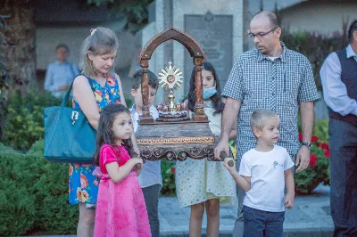 W piątek 13 sierpnia przeżywaliśmy kolejne w tym roku Nabożeństwo Fatimskie. O godz. 18.40 zostały przedstawione prośby i podziękowania do Matki Bożej Fatimskiej, w intencji których sprawowana była także Msza Święta. Eucharystii przewodniczył ks. Piotr Fortuna (proboszcz parafii Rzeszów-Matysówka), homilię zaś wygłosił ks. Jan Pyziak (proboszcz parafii Rzeszów-Matysówka w latach 1985-2018). Po Mszy Świętej wyruszyła procesja z figurą Matki Bożej, podczas której modlitwę różańcową prowadzili przedstawiciele parafii Rzeszów-Zalesie wraz ze swoim duszpasterzem ks. Marcinem Jaraczem. Modlitwę ubogaciła obecność Orkiestry Dętej pod dyrekcją Tadeusza Cielaka. Nabożeństwo zakończył Apel Jasnogórski. fot. Małgorzata Ryndak