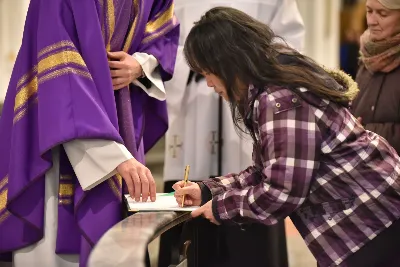 Mszy św. w Środę Popielcową na rozpoczęcie Wielkiego Postu w katedrze rzeszowskiej przewodniczył bp Jan Wątroba. Eucharystię koncelebrowali: ks. Łukasz Cyrnek, ks. Krzysztof Golas, ks. Krzysztof Gołąbek, ks. Sławomir Jeziorski, ks. Dominik Kiełb, ks. Jakub Nagi i ks. Nikodem Rybczyk.
Homilię wygłosił ks. Julian Wybraniec, wikariusz parafii katedralnej. Kaznodzieja w rozważaniu mówił o symbolice popiołu, którym w Środę Popielcową posypuje się głowy uczestników liturgii.
Po homilii odbył się obrzęd wybrania i wpisania imion do księgi katechumenów dwóch kobiet, które, jako dorosłe, przygotowują się do przyjęcia sakramentów inicjacji chrześcijańskiej.
Następnie odbył się obrzęd posypania popiołem.
Podczas Mszy św. posługę muzyczną pełniła Katedralna Schola Liturgiczna. Eucharystia była transmitowana przez Katolickie Radio VIA.
fot. ks. Jakub Oczkowicz