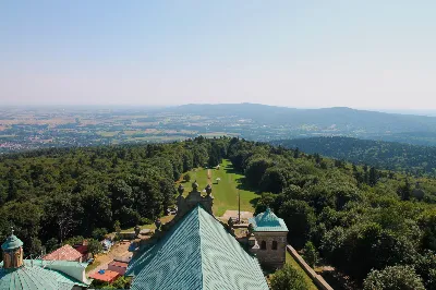 W ostatnią sobotę sierpnia katedralni parafianie pod opieką księdza proboszcza Krzysztofa Gołąbka pielgrzymowali do klasztoru na Świętym Krzyżu oraz Kielc.
Pierwszym punktem był spacer na platformę widokowo-obserwacyjną, gdzie mogliśmy podziwiać jedne z największych gołoborzy w Polsce. Gołoborza łysogórskie tworzą interesujące pola kamieni pośród lasów Puszczy Jodłowej. Nasyceni malowniczymi widokami udaliśmy się do Klasztoru Oblatów, gdzie z przewodnikiem zwiedziliśmy kryptę księcia Jeremiego Wiśniowieckiego, poznaliśmy historię powstawania Klasztoru oraz jego burzliwe dzieje. Zwiedziliśmy muzeum misyjne Ojców Oblatów i dotarliśmy do kaplicy, gdzie znajdują się relikwie drzewa Krzyża Świętego. W skupieniu i refleksji uczestniczyliśmy w modlitwie, błogosławieństwie i ucałowaniu relikwiarza.
Najważniejszym punktem na naszym pielgrzymim szlaku była Msza Święta sprawowana przez księdza proboszcza Krzysztofa Gołąbka w intencjach wszystkich uczestników pielgrzymki. Była ona dla nas szczególnym przeżyciem, ponieważ była odprawiana w Bazylice Mniejszej pw. Trójcy Świętej, sąsiadującej z kaplicą, w której znajduje się cząstka Ziemi Świętej – relikwie Świętego Krzyża. Po Mszy Świętej przyszedł czas na indywidualne zwiedzanie – wykorzystaliśmy go, aby wejść na platformę widokową wieży, skąd rozpościerają się wspaniałe i zachwycające widoki.
Następnie pojechaliśmy do Kielc, gdzie przy słonecznej pogodzie spacerowaliśmy po Rezerwacie Kadzielnia, podziwiając dawny kamieniołom, Skałkę Geologów, Pomnik Dekalogu oraz amfiteatr kielecki.
Z uwagi na wspaniały wystrój i wyjątkowe zabytki Bazyliki Katedralnej Wniebowzięcia Najświętszej Maryi Panny, ta świątynia na długo pozostanie w naszej pamięci. Podziwialiśmy również znajdujący się obok Bazyliki były Pałac Biskupów Krakowskich (obecnie znajduje się tam Muzeum Narodowe) oraz znajdujący się za nim ogród włoski.
Wycieczkę zakończyliśmy spacerem po rynku kieleckim, gdzie mogliśmy zobaczyć wyjątkowe mieszczańskie kamienice sprzed 150 lat.
Czas pielgrzymki był dla wszystkich pielgrzymów dobrze i owocnie spędzonym dniem. Nie zabrakło w nim modlitwy i refleksji, a także zachwytu nad pięknem przyrody i historycznymi zabytkami. Zachęcamy wszystkich do udziału w kolejnych pielgrzymkach.
Agnieszka i Arkadiusz Sowa
fot. Andrzej Kotowicz 