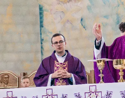 W V Niedzielę Wielkiego Postu, podczas Mszy Świętej o godz. 12:00, ks. Krzysztof Gołąbek – proboszcz naszej Katedry, przyjął do grona Liturgicznej Służby Ołtarza siedmiu nowych ministrantów. Po odpowiednim przygotowaniu, pod czujnym okiem ks. Pawła Wójcika oraz animatorów Adama i Miłosza, chłopcy otrzymali stopień ministranta choralisty – po raz pierwszy założyli kołnierzyki i otrzymali legitymacje ministranckie. To wyjątkowy moment i ogromna radość dla naszej wspólnoty! Podczas Mszy Świętej zaśpiewała Dziewczęca Schola Katedralna. Serdecznie gratulujemy chłopcom odwagi oraz życzymy wytrwałości w tej pięknej służbie przy Ołtarzu Pana Jezusa. Jeśli chcesz dołączyć do grona ministrantów – serdecznie zapraszamy! Zainteresowanych prosimy o kontakt z ks. Pawłem Wójcikiem.
fot. Antoni Ważny