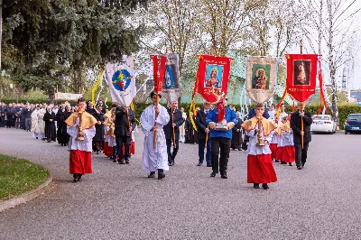 O świcie w Niedzielę Zmartwychwstania została odprawiona uroczysta Mszy św. w rzeszowskiej katedrze. Eucharystię poprzedziła procesja rezurekcyjna z Najświętszym Sakramentem. W oprawie muzycznej celebracji wziął udział katedralny chór chłopięco-męski Pueri Cantores Resovienses oraz katedralna orkiestra dęta.
Dnia 31 marca 2024 r. o godz. 6 w rzeszowskiej katedrze na rozpoczęcie procesji rezurekcyjnej rozbrzmiało zawołanie: „Chrystus zmartwychwstał, prawdziwie zmartwychwstał”. Wyrazem radości paschalnej była procesja z Najświętszym Sakramentem dokoła katedry z udziałem licznie zgromadzonych wiernych, straży grobowej i orkiestry dętej.
Po zakończonej procesji, została odprawiona uroczysta Eucharystia pod przewodnictwem ks. Krzysztofa Gołąbka, prepozyta rzeszowskiej kapituły katedralnej i proboszcza miejscowej wspólnoty parafialnej. Homilię wygłosił ks. Michał Rurak, penitencjarz kapituły, który zachęcał do zgłębiania tajemnicy zmartwychwstania.

„Zmartwychwstania jest czymś jedynym i wyjątkowym w swoim rodzaju. Łatwo napisać i powiedzieć czym zmartwychwstanie nie jest. Ale napisać i powiedzieć czym zmartwychwstanie jest, to zadanie na całe życie, i to nie tylko dla teologa czy księdza. To zadanie dla każdego z nas. Najważniejsze zadanie w życiu, bo ono zdecyduje co z nami będzie” – mówił kaznodzieja.
Ks. Rurak ukazał konsekwencje zmartwychwstania Chrystusa dla każdego wierzącego w kontekście całej historii Boga i człowieka. Mówił: „Zmartwychwstanie nie dotyczy tylko przyszłości, czasu po śmierci. Ono ma także znaczenie dla naszej doczesności. Bo skoro życie ma prowadzić do Zmartwychwstania, to znaczy, że ma wartość samo w sobie, że trzeba je szanować i jak najlepiej przeżyć.”
Na zakończenie Eucharystii transmitowanej przez katolickie Radio „VIA”, katedralny chór chłopięco-męski Pueri Cantores Resovienses pod dyrekcją Aleksandry Fiołek-Matuszewskiej wykonał uroczyste „Alleluja” z oratorium G.F. Haendla. Po zakończonej Mszy św. rezurekcyjnej katedralna orkiestra dęta pod batutą Tadeusza Cielaka odegrała radosne utwory wielkanocne. fot. Joanna Prasoł