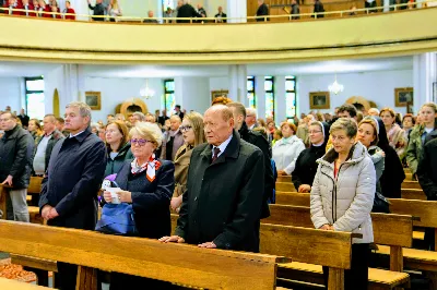 11 listopada 2018 r. o godz. 15.00 w katedrze rzeszowskiej, w ramach rzeszowskich obchodów Święta Niepodległości, odsłonięto tablicę upamiętniającą setną rocznicę odzyskania niepodległości przez Polskę. Tablicę poświęcił bp Jan Wątroba.  W uroczystości uczestniczyli głównie księża z dekanatu katedralnego. Przed odsłonięciem ks. Krzysztof Gołąbek, proboszcz parafii katedralnej, zwrócił uwagę na potrzebę wdzięczności. „Niech ta tablica będzie świadectwem tego, że pamiętamy; że jesteśmy wdzięczni najpierw Panu Bogu Bogu za dar wolnej Ojczyzny; że jesteśmy wdzięczni tym, którzy tę wolność i niepodległość nam wywalczyli, płacąc czasami najwyższą cenę – cenę życia. Ta tablica będzie także znakiem dla tych, którzy będą wchodzić do naszej rzeszowskiej katedry. (…) Przypomnieniem, że jesteśmy wezwani do odpowiedzialności za przyszłe losy naszej ojczyzny w myśl słów, które powiedział nasz Wielki Rodak, św. Jan Paweł II: «Wolność nie jest dana raz na zawsze. Trzeba ją stale zdobywać na nowo»” – mówił duchowny.  Odsłonięcia dokonali: bp Jan Wątroba, biskup rzeszowski, ks. Stanisław Mac, były proboszcz parafii katedralnej, ks. Stanisław Potera, dziekan dekanatu katedralnego i Tadeusz Ferenc, prezydent Rzeszowa.  Po odsłonięciu i poświęceniu odbyła się Msza św. w intencji ojczyzny, której przewodniczył bp Jan Wątroba. W homilii bp Wątroba, w nawiązaniu do fragmentów biblijnych o wdowach z Sarepty i Jerozolimy, mówił o ludzkiej drodze, która wiedzie od upokorzenia, przez zaufanie, do wywyższenia. Kaznodzieja zauważył, że w historii, którą przeszły wdowy, odbija się historia Polski z okresami upokorzenia, zawierzenia i wywyższenia. W nawiązaniu do postaci biblijnych kobiet,Biskup Rzeszowski zwrócił uwagę, że w walce o niepodległość Polski szczególną rolę odegrały kobiety, a wśród nich wdowy. Kaznodzieja przywołał słowa Józefa Dowbora-Muśnickiego, naczelnego dowódcy Powstania Wielkopolskiego: „Wszystkie zakusy rusyfikatorskie i germanizatorskie rozbijały się o zasady wpajane w nasze dusze i serca przez polską kobietę – nasze matki i siostry, nauczycielki. Rola mężczyzn w tej walce do pewnego stopnia była drugorzędna. Byliśmy niejako narzędziem w ręku kobiety, która moralną swą siłę czerpała z wiary w sprawiedliwość dziejową i z nauki Kościoła”.  Jubileuszowa tablica została wykonana z mosiądzu. Przedstawia kontury granic Polski z umieszczonymi w środku słowami: „100-lecie odzyskania niepodległości przez Polskę”. W górnej części znajduje się płaskorzeźba orła z godła Polski. Tablica otoczona jest biało czerwoną szarfą wykonaną z białego i czerwonego granitu. W górnej części szarfy znajdują się słowa: „Ojczyznę wolną pobłogosław Panie”. Na szczycie umieszczono krzyż kawalerski, który jest głównym elementem herbu Rzeszowa. Na rewersie tablicy znajduje się napis: „Dar mieszkańców Rzeszowa” (fundatorem tablicy są władze miasta Rzeszowa). Autorem projektu i wykonawcą jest pracownia Marcina Szczepaniaka z Rzeszowa. ks. Tomasz Nowak fot. Andrzej Kotowicz 