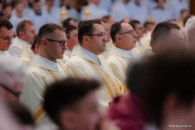 W Wielki Czwartek o godz. 10.00 w naszej Katedrze bp Jan Wątroba przewodniczył Mszy Krzyżma. Jest ona wyrazem jedności i wspólnoty duchowieństwa diecezji. Podczas tej Mszy Świętej biskup poświęcił olej chorych, katechumenów oraz olej krzyżma. Księża koncelebrujący z biskupem Eucharystię odnowili przyrzeczenia kapłańskie. W koncelebrze wzięli udział bp Kazimierz Górny, bp Edward Białogłowski oraz ponad 200 kapłanów z całej diecezji. W Eucharystii wzięli również udział licznie zebrani ministranci, lektorzy, animatorzy, ceremoniarze, członkowie scholi parafialnych i dziewczęcej służby maryjnej. Podczas Mszy Świętej zaśpiewał chór męski pod dyrekcją ks. Andrzeja Widaka. Przy organach zasiadł ks. Julian Wybraniec. fot. Piotr Szorc